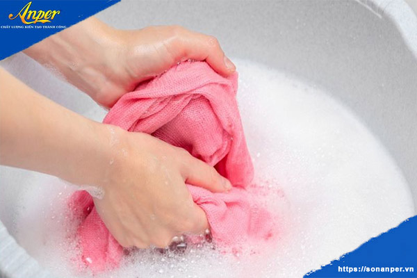 Cách Xử Lý Khi Sơn Dính Vào Quần Áo